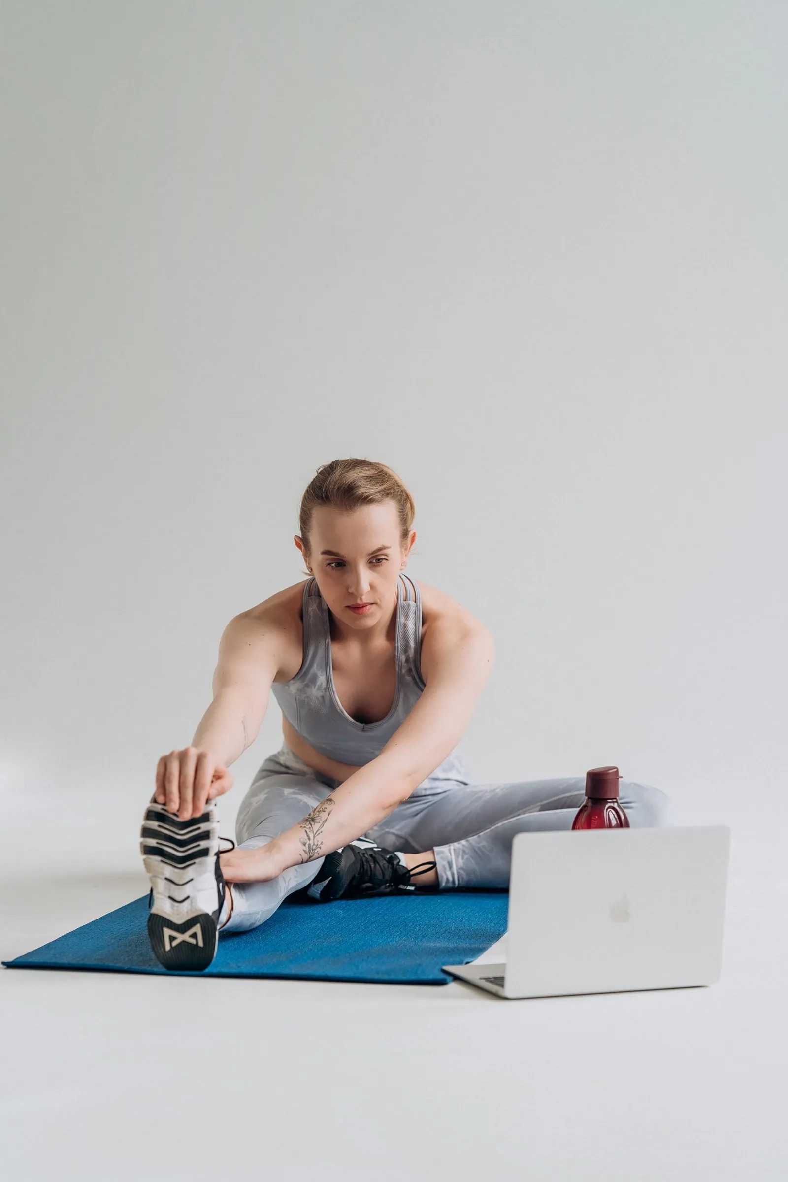 Сидячий нахил із витягнутою ногою — розтяжка для кульшового суглоба