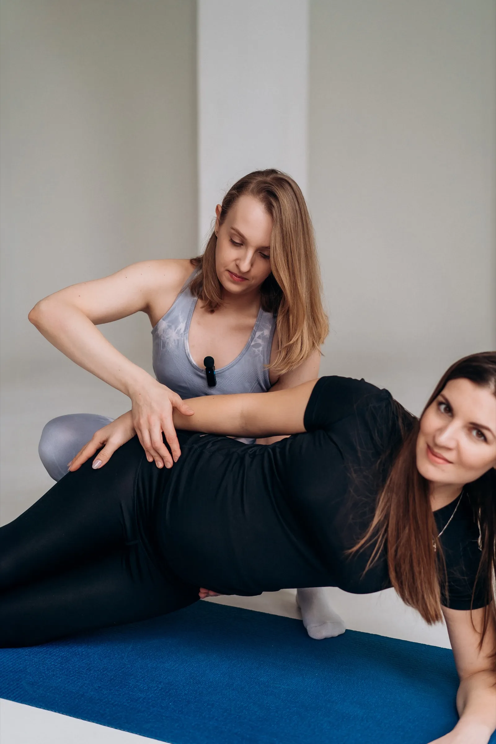 Демонстрація техніки роботи з рухливістю тазу під наглядом терапевтки