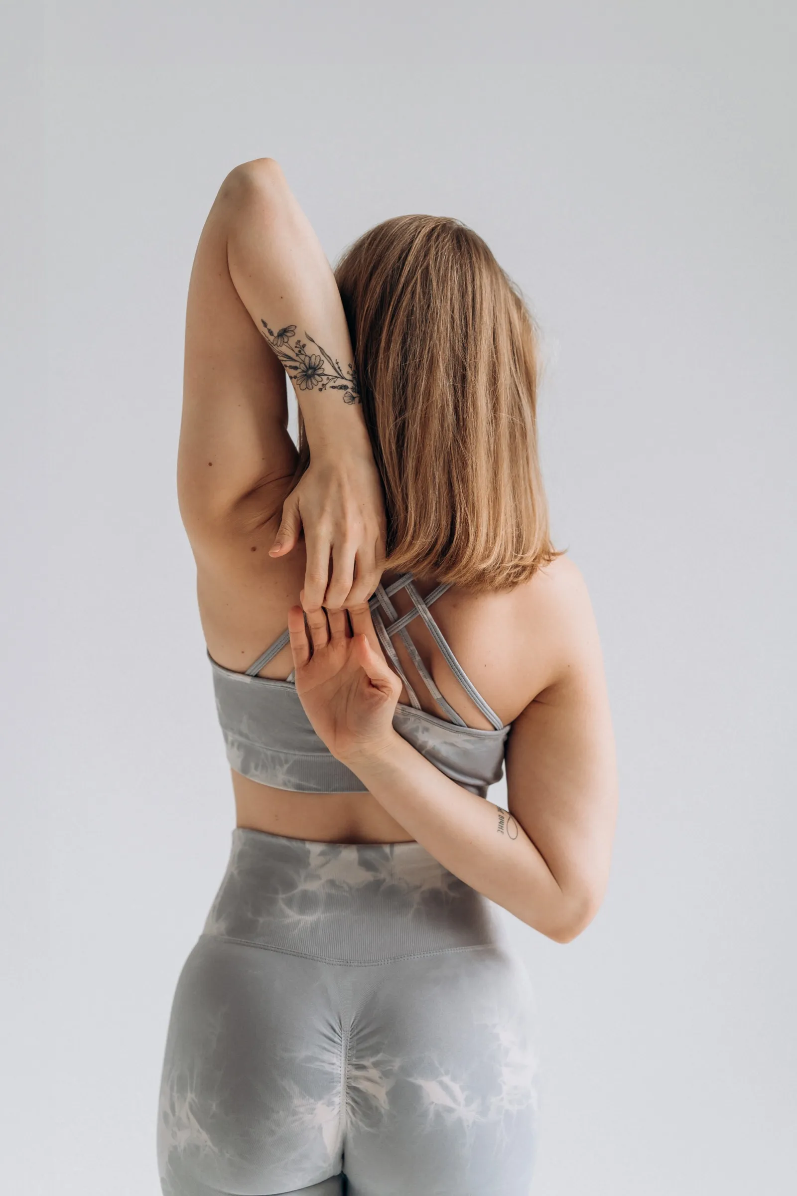 Розтяжка плечей за спиною — робота над гнучкістю хребта