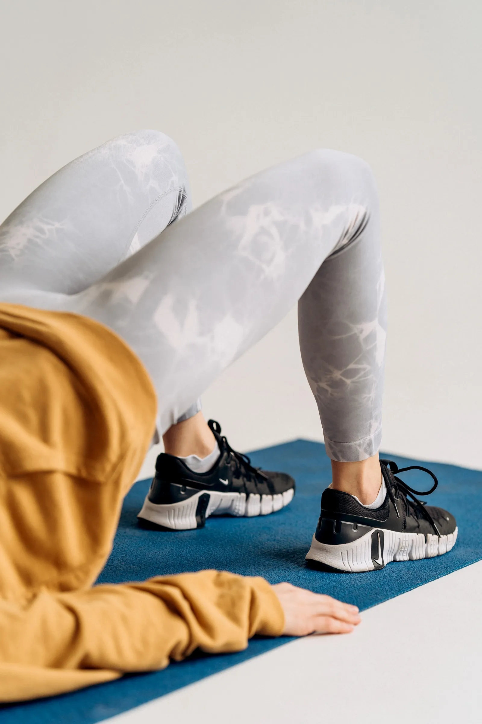 Ноги у білих шкарпетках на килимку — м'яка активація кору