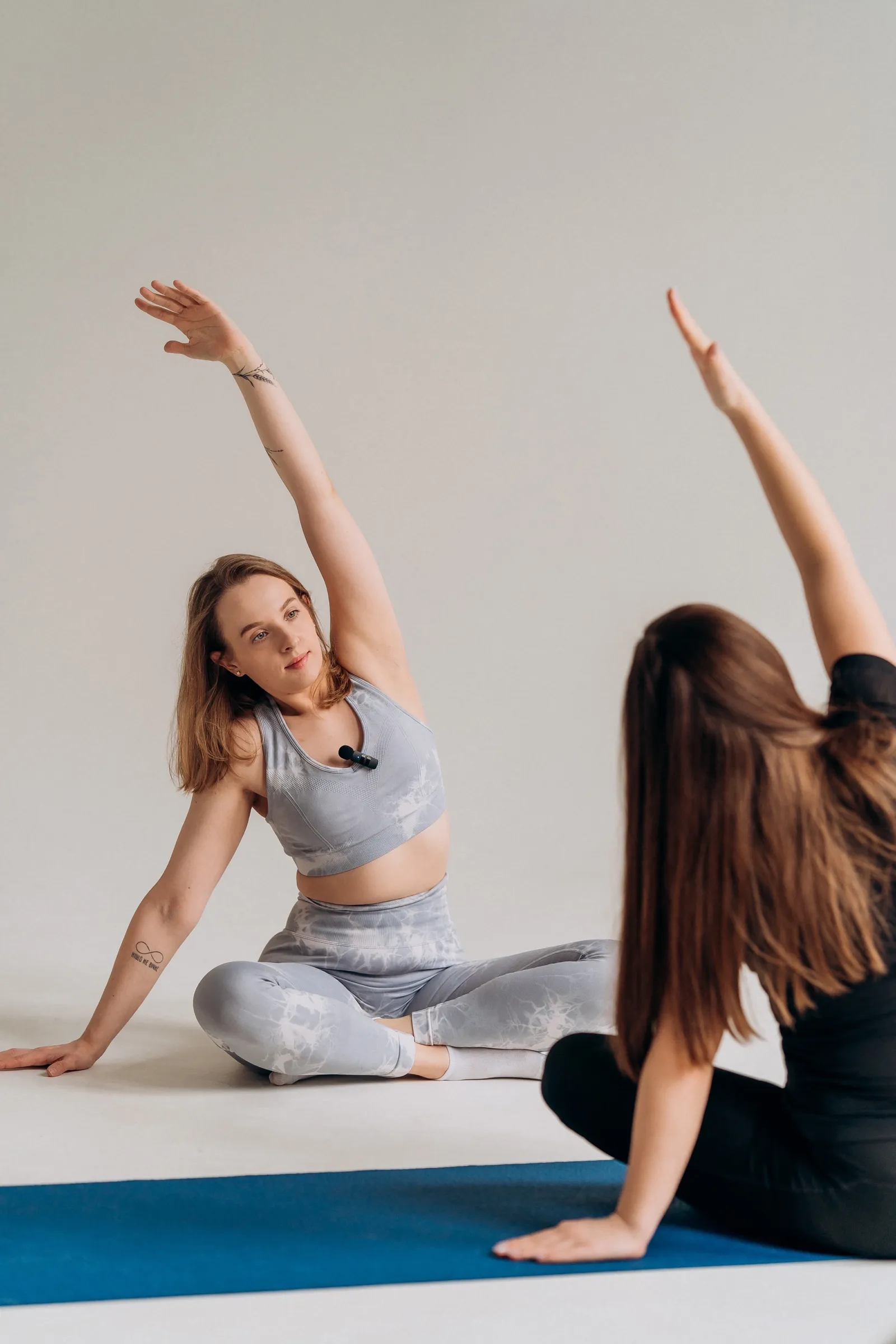 Ольга Бойко демонструє розтяжку на килимку під час тренування